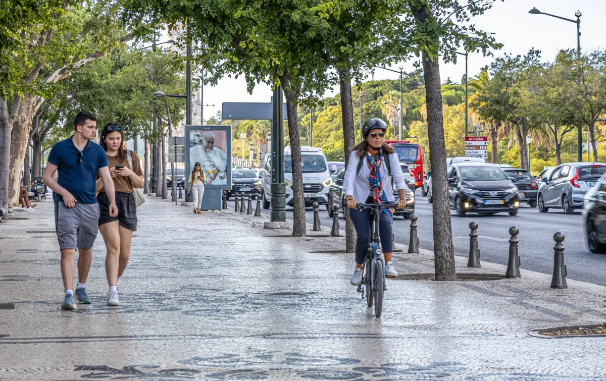 Ciclista a circular num passeio