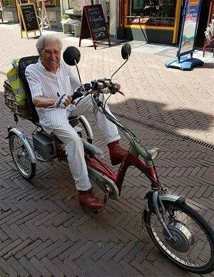 Homem de 100 anos em triciclo