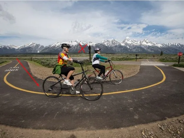 Dois ciclistas em curva