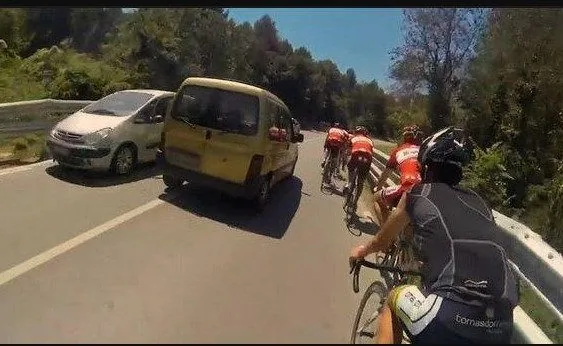 Razia perigosa de automóvel a ciclistas